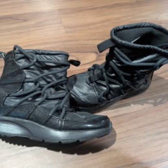 Nike Women's Tanjun High Rise High Top Sneaker Boots Sz. 7 Black - Picture 5 of 6